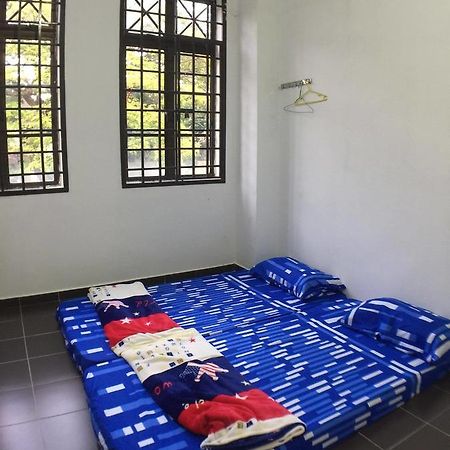 Jiaxin Hostel Улу-Тірам Екстер'єр фото