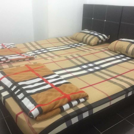 Jiaxin Hostel Улу-Тірам Екстер'єр фото