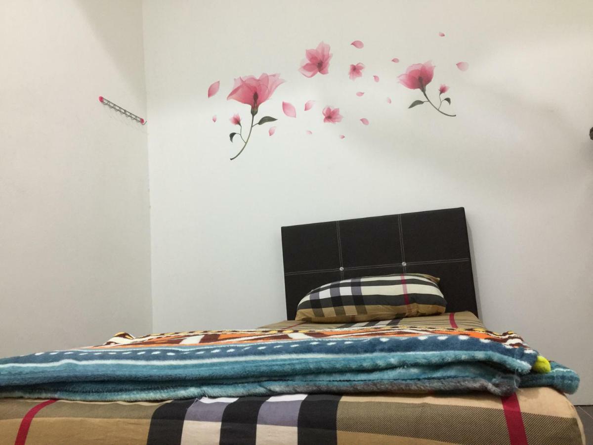 Jiaxin Hostel Улу-Тірам Екстер'єр фото