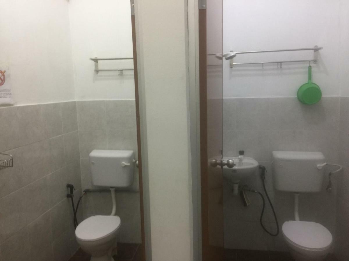 Jiaxin Hostel Улу-Тірам Екстер'єр фото